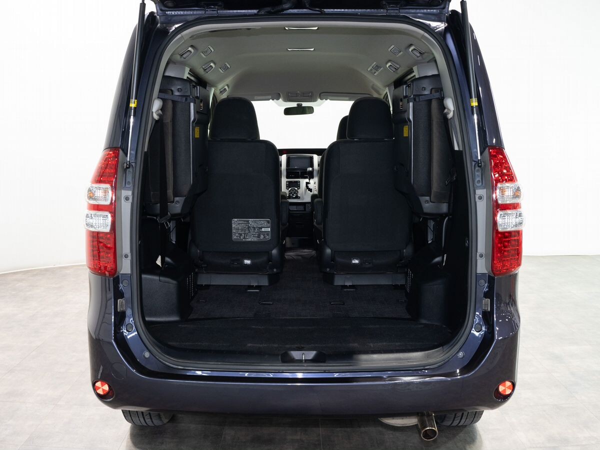 Toyota Noah 2011 - фото автомобиля