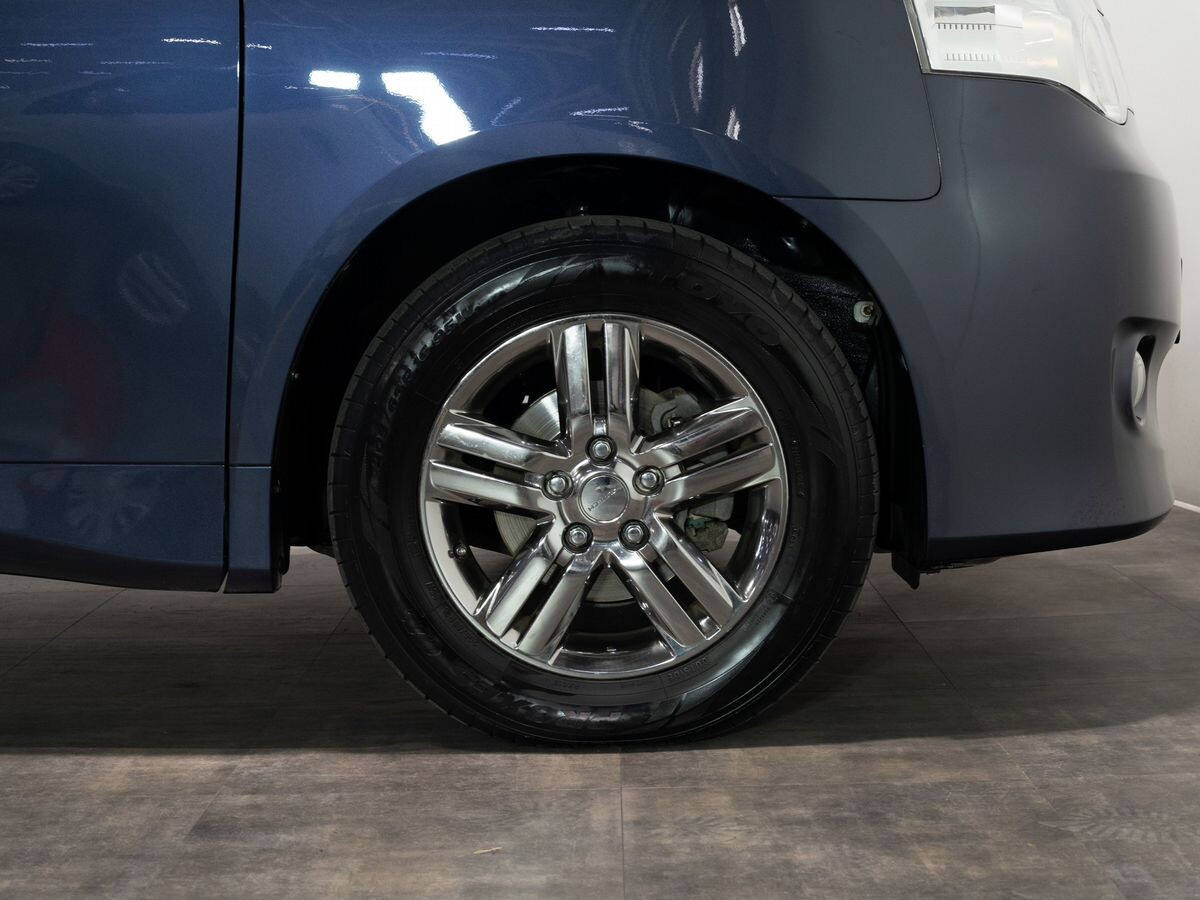 Toyota Noah 2011 - фото автомобиля