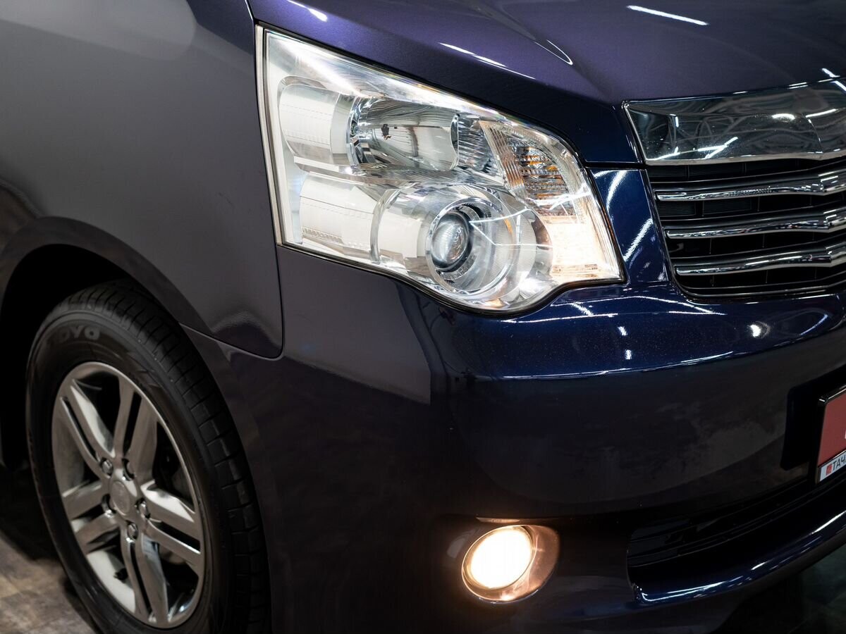 Toyota Noah 2011 - фото автомобиля