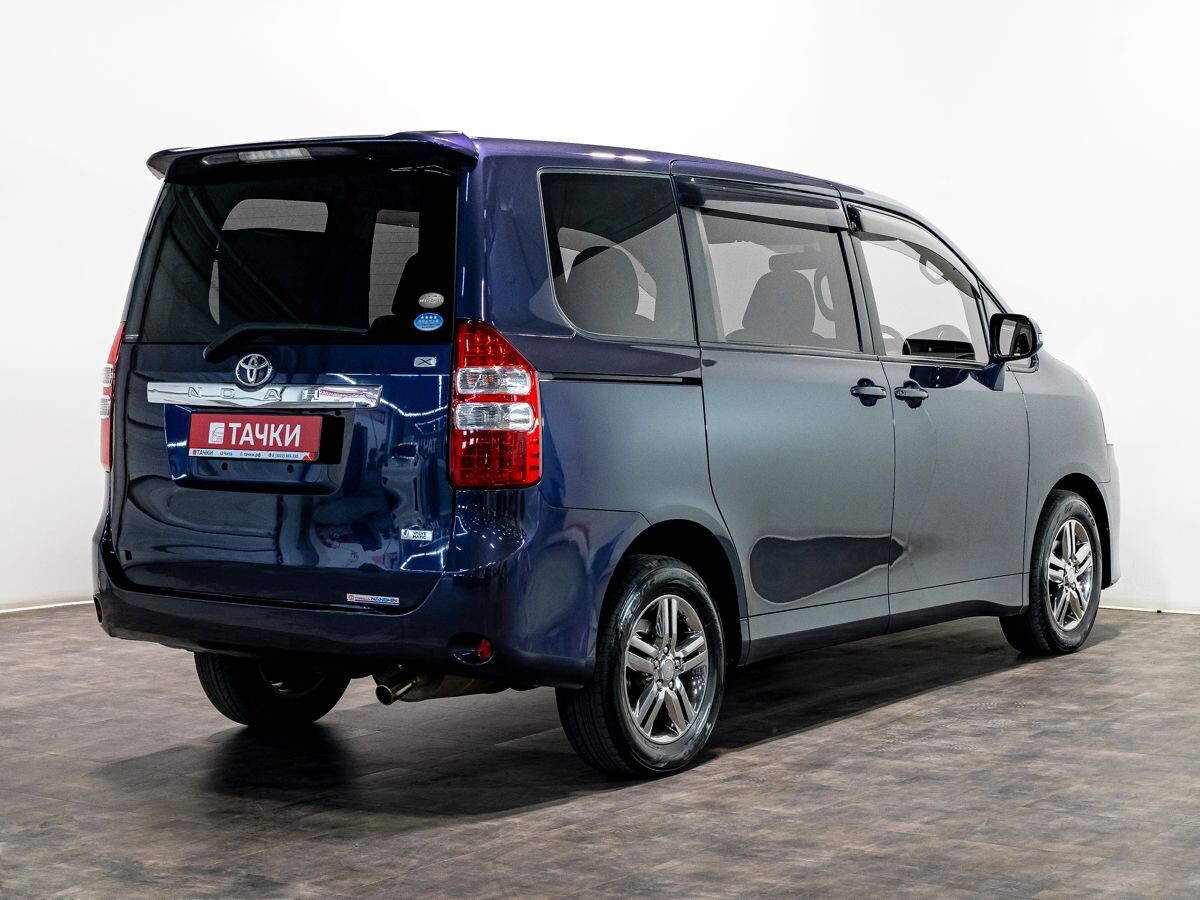 Toyota Noah 2011 - фото автомобиля