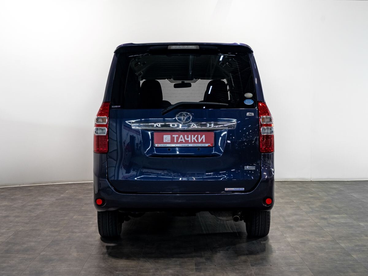 Toyota Noah 2011 - фото автомобиля