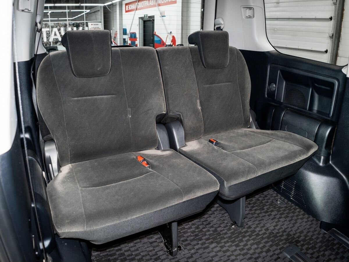 Toyota Noah 2011 - фото автомобиля