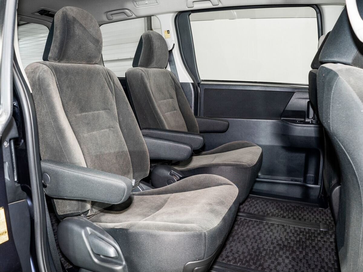 Toyota Noah 2011 - фото автомобиля