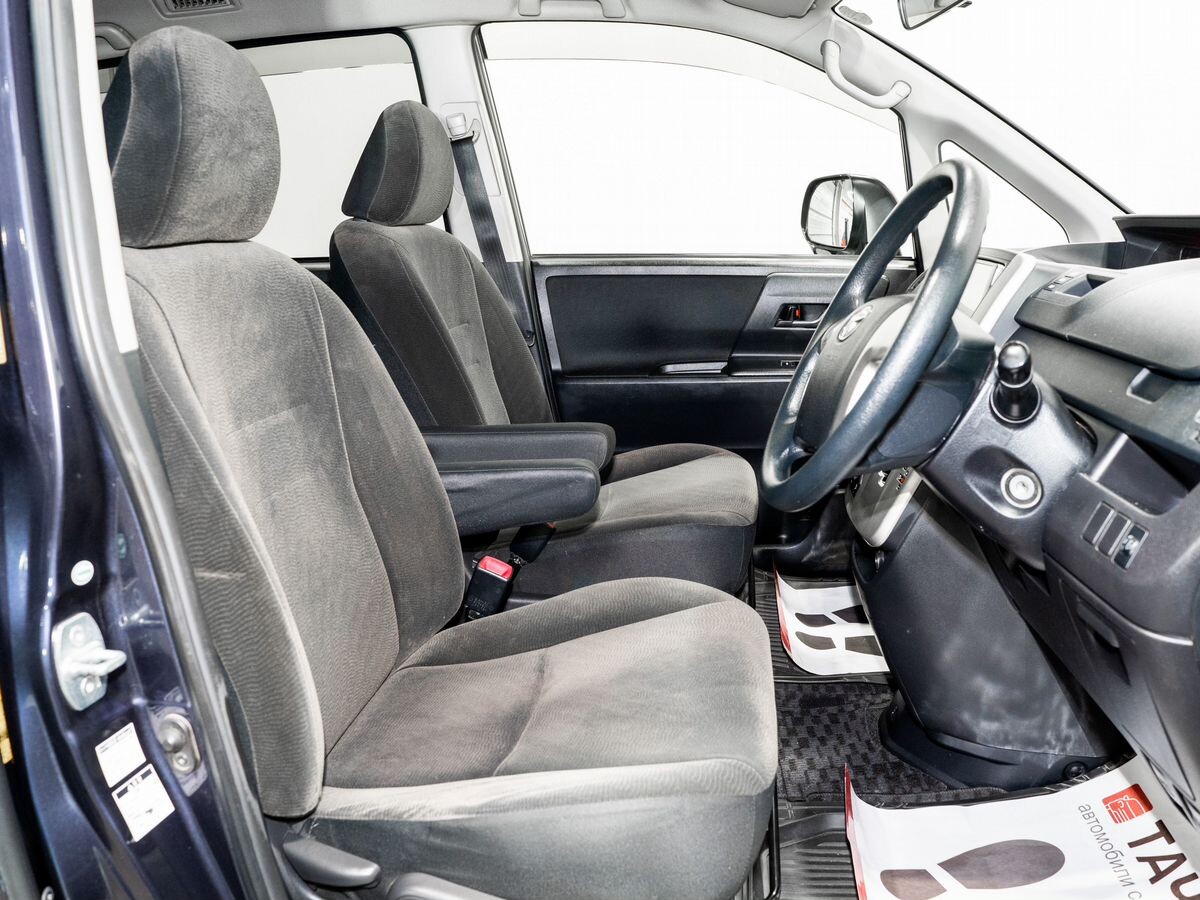 Toyota Noah 2011 - фото автомобиля