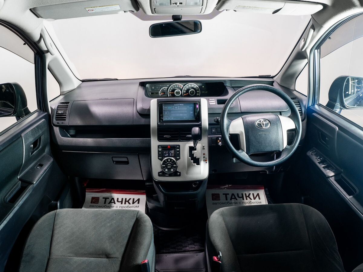 Toyota Noah 2011 - фото автомобиля