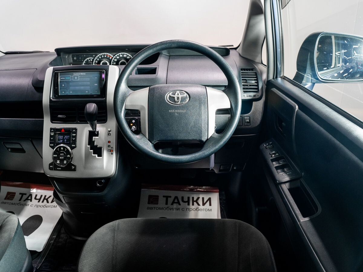 Toyota Noah 2011 - фото автомобиля