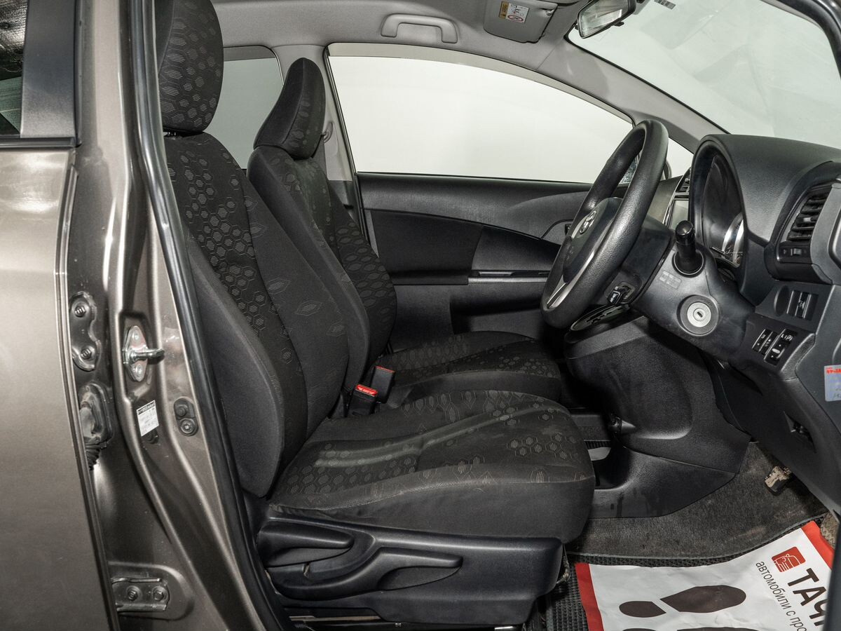 Toyota Ractis 2015 - фото автомобиля