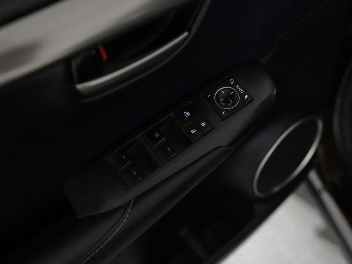 Lexus NX200 2017 - фото автомобиля