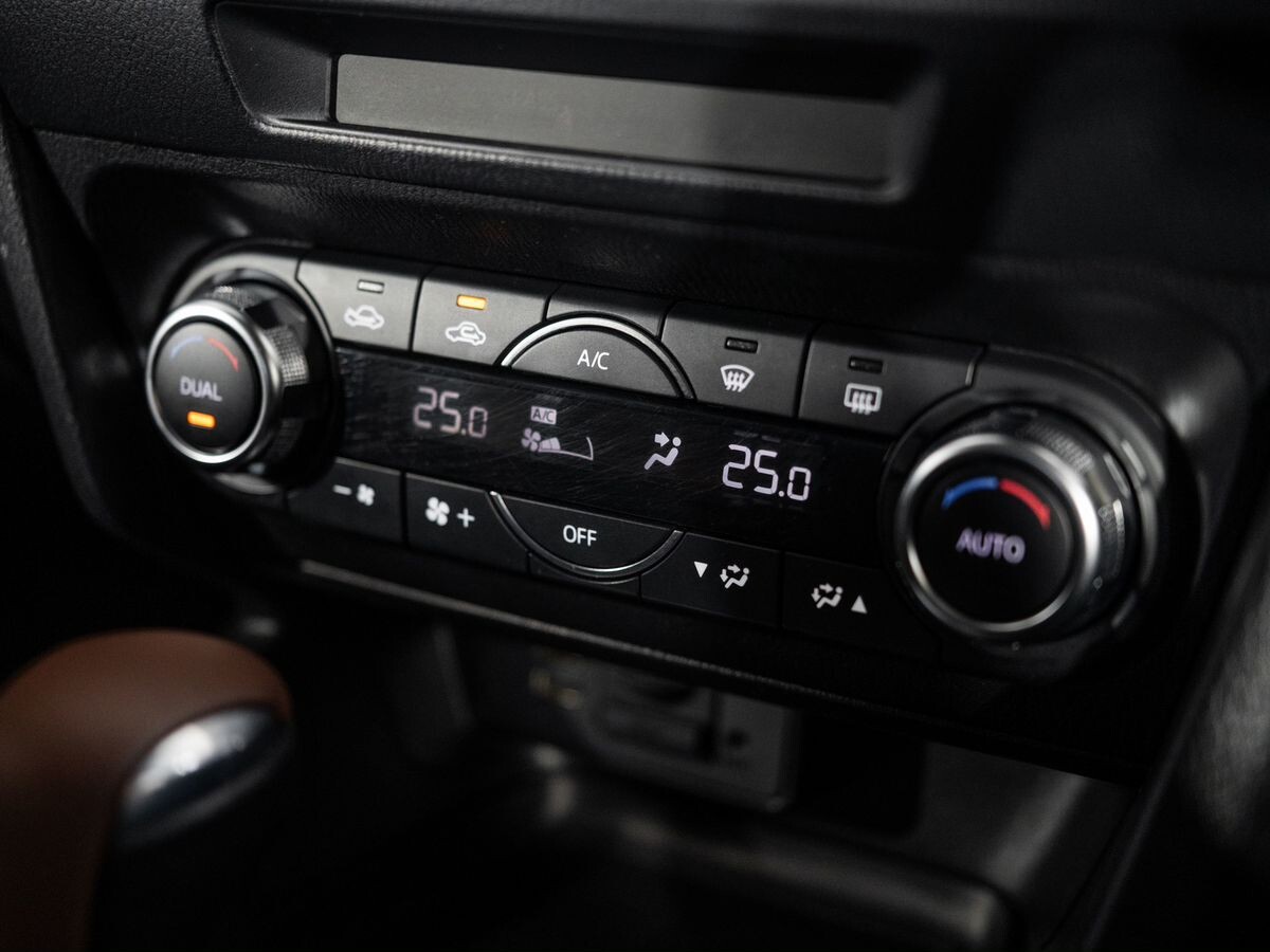 Mazda Axela 2017 - фото автомобиля
