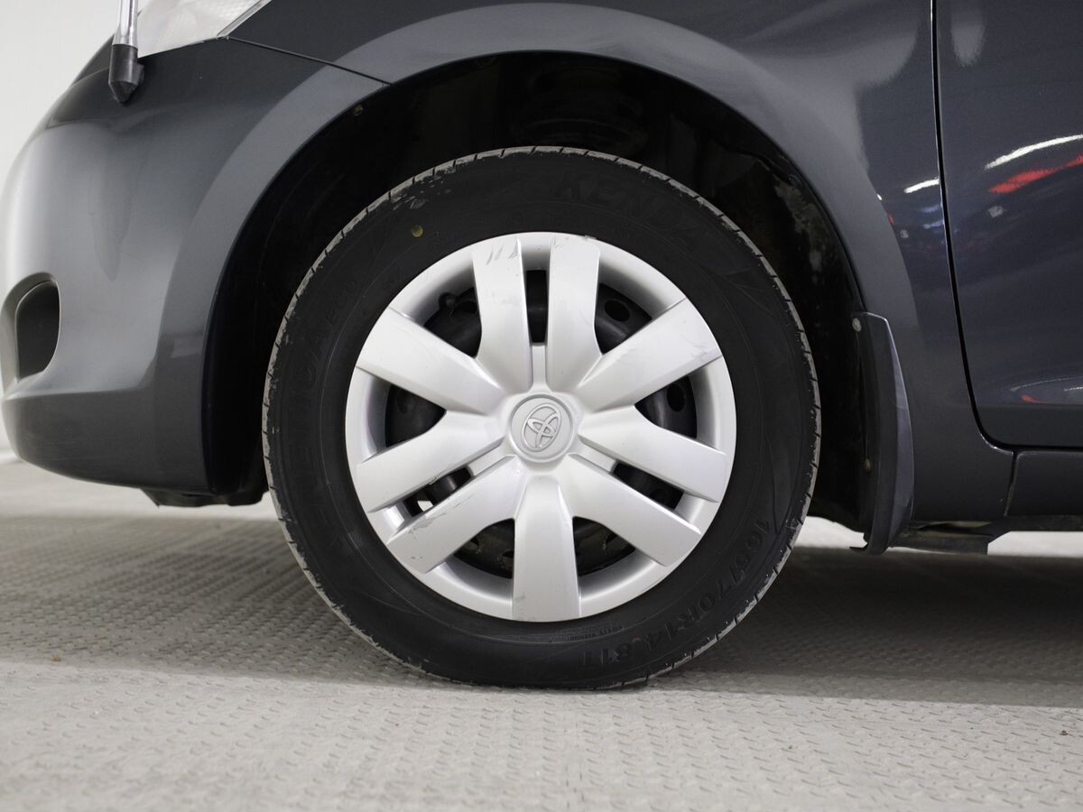 Toyota Belta 2011 - фото автомобиля