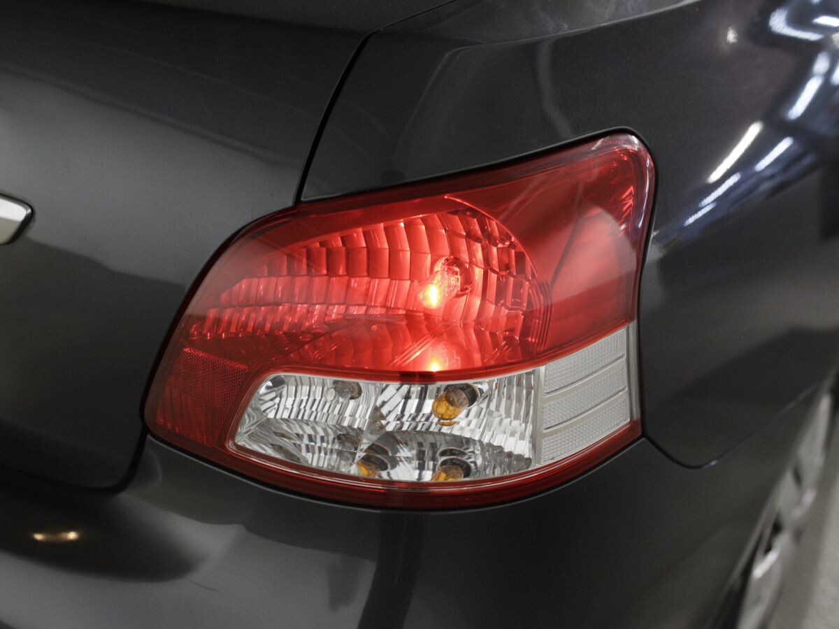 Toyota Belta 2011 - фото автомобиля