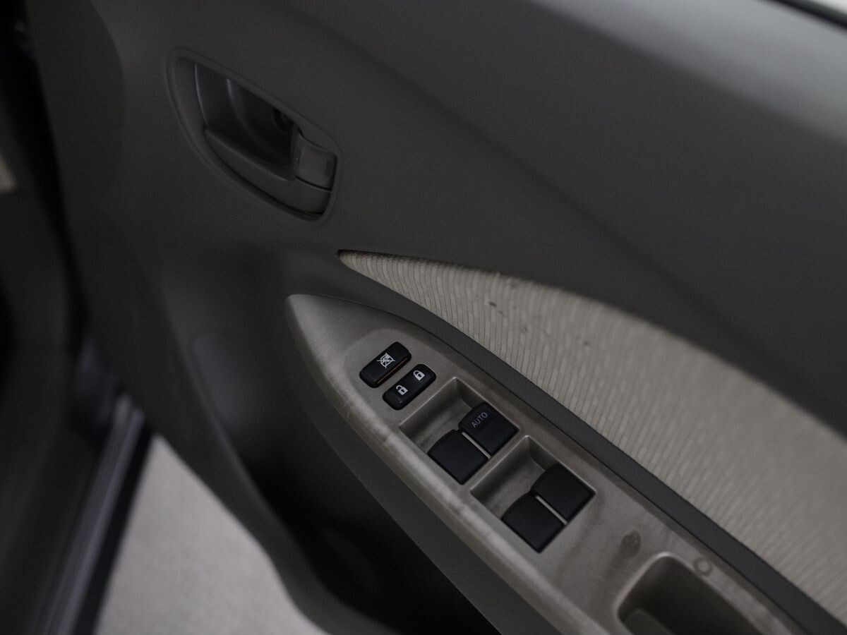 Toyota Belta 2011 - фото автомобиля
