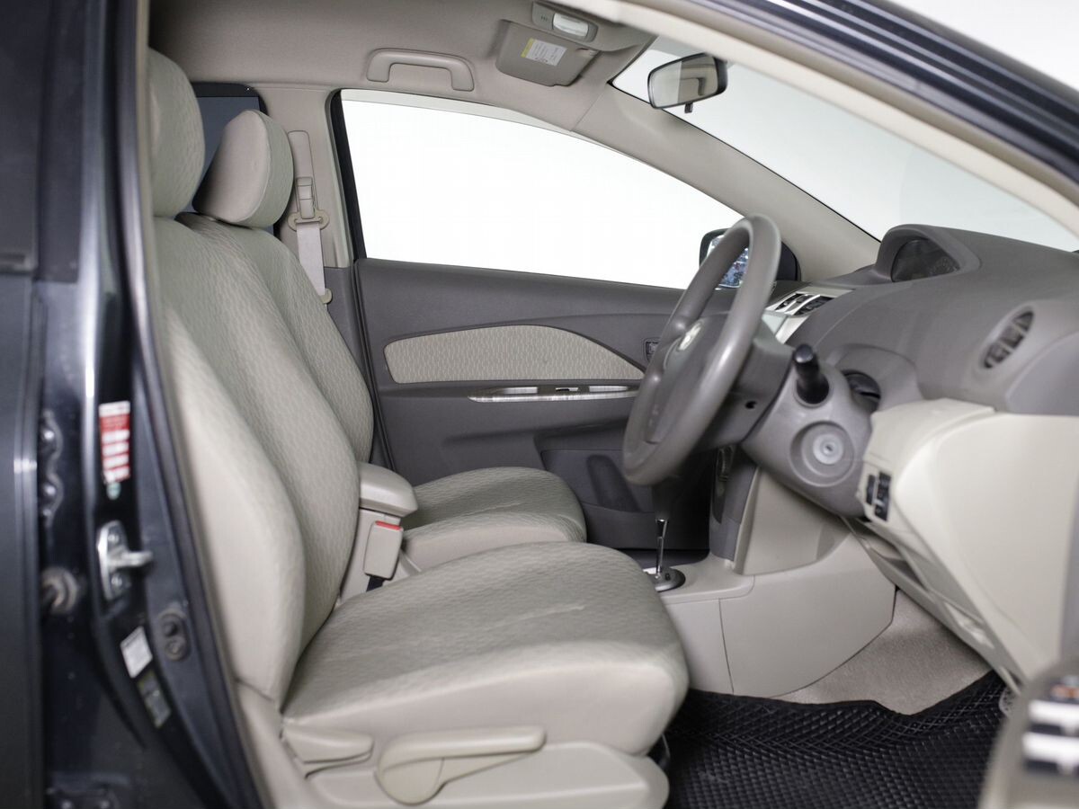 Toyota Belta 2011 - фото автомобиля