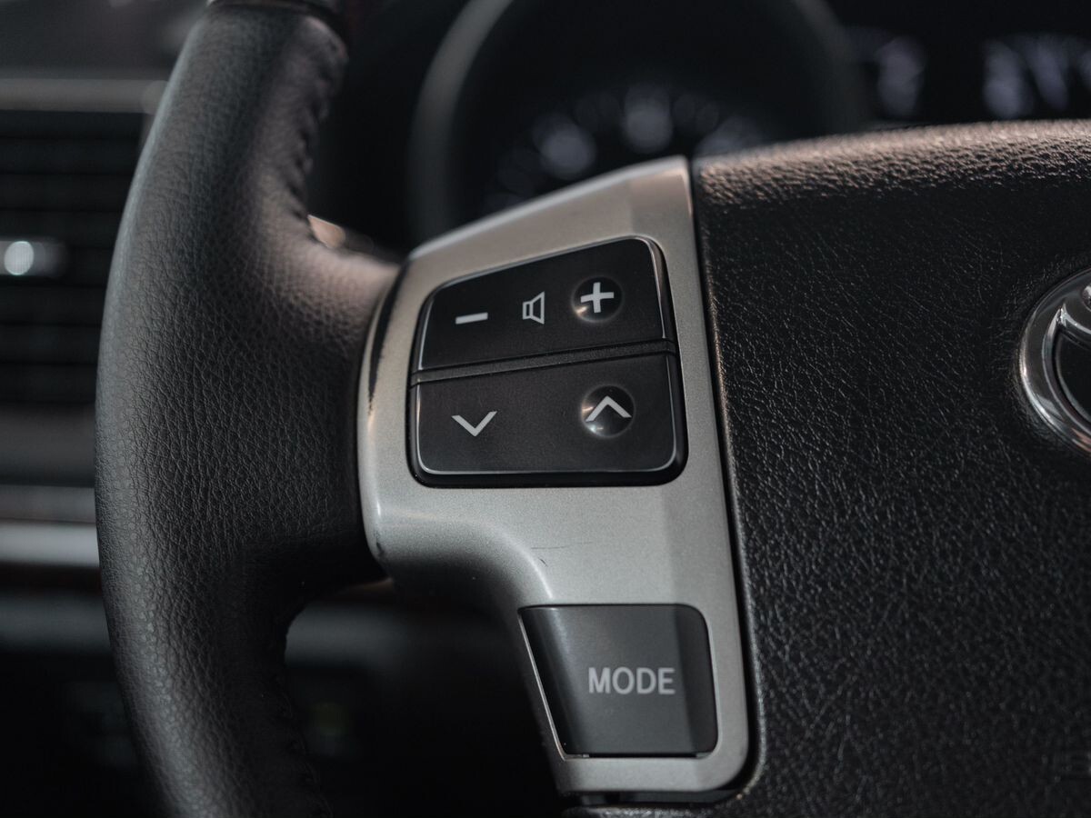 Toyota Land Cruiser 2012 - фото автомобиля