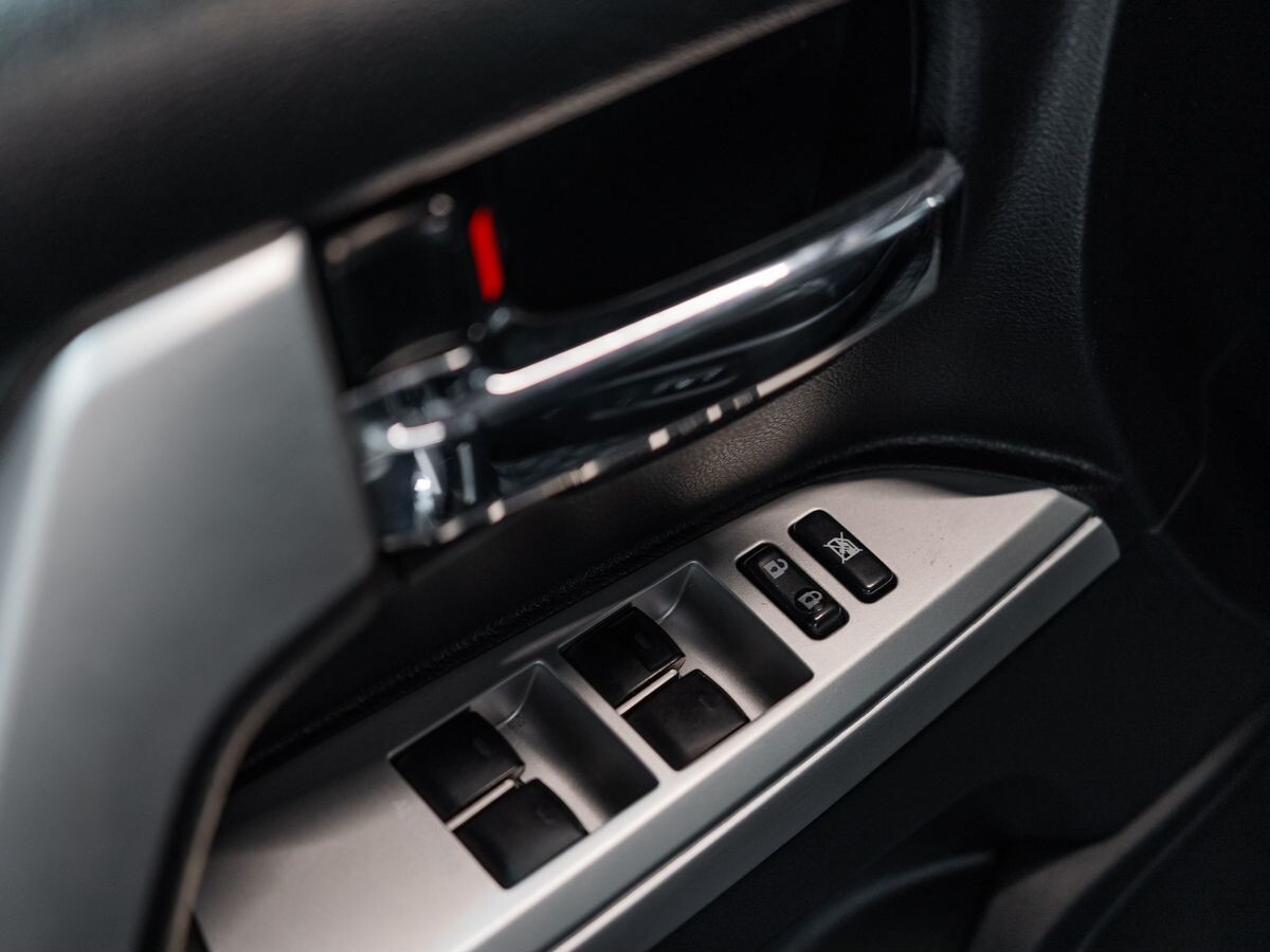 Toyota Land Cruiser 2012 - фото автомобиля