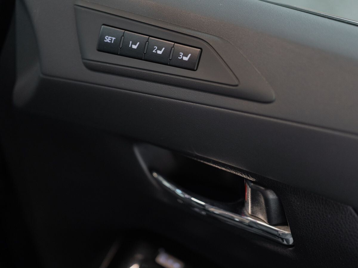 Toyota Alphard 2021 - фото автомобиля