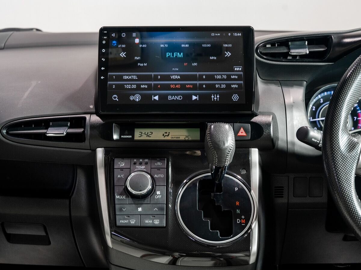 Toyota Wish 2016 - фото автомобиля