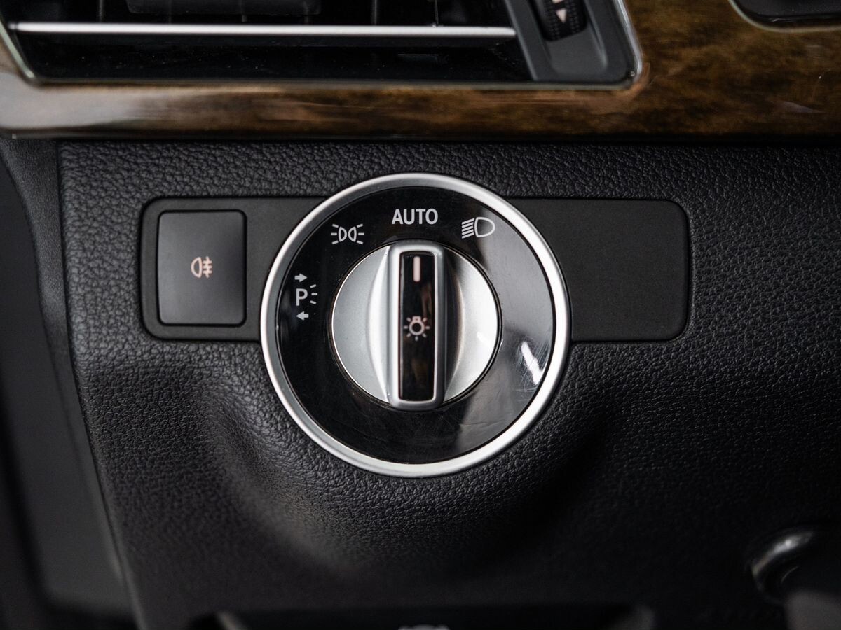 Mercedes-Benz E-Class 2011 - фото автомобиля