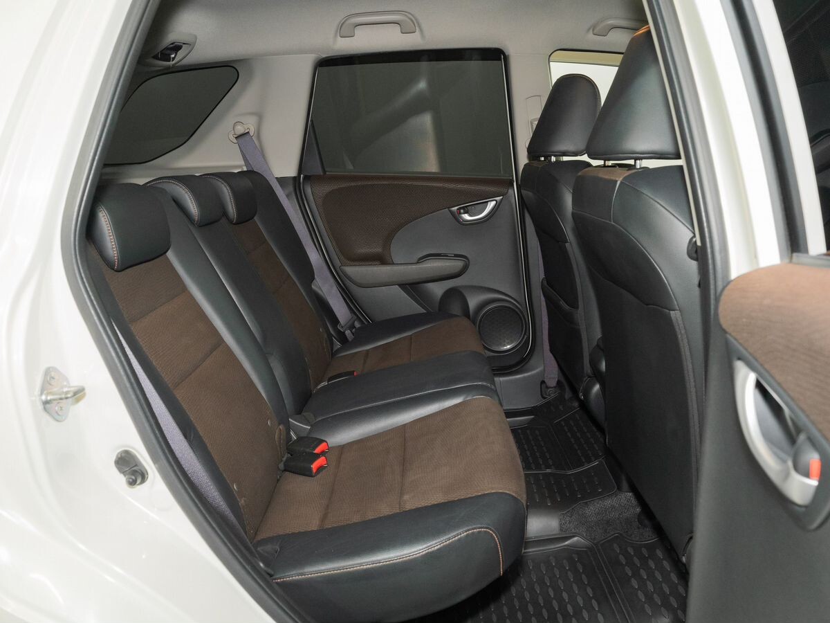 Honda Fit Shuttle 2012 - фото автомобиля