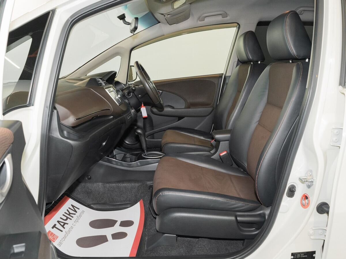 Honda Fit Shuttle 2012 - фото автомобиля
