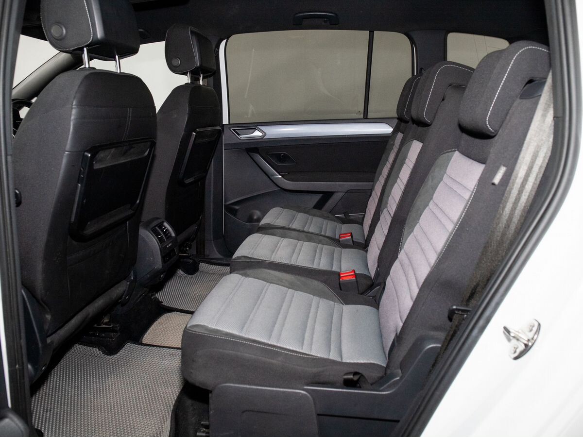 Volkswagen Touran 2017 - фото автомобиля