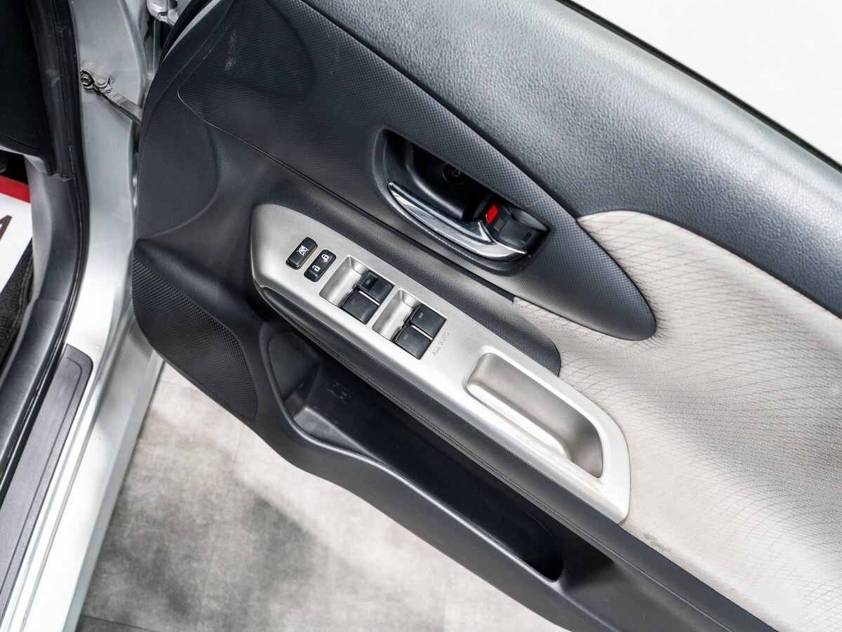 Toyota Wish 2010 - фото автомобиля