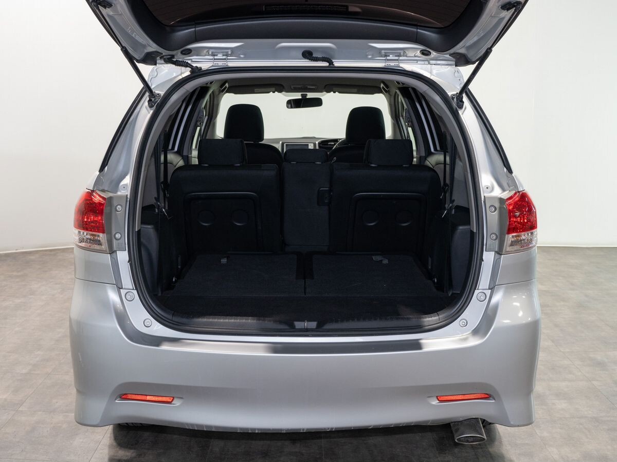 Toyota Wish 2010 - фото автомобиля