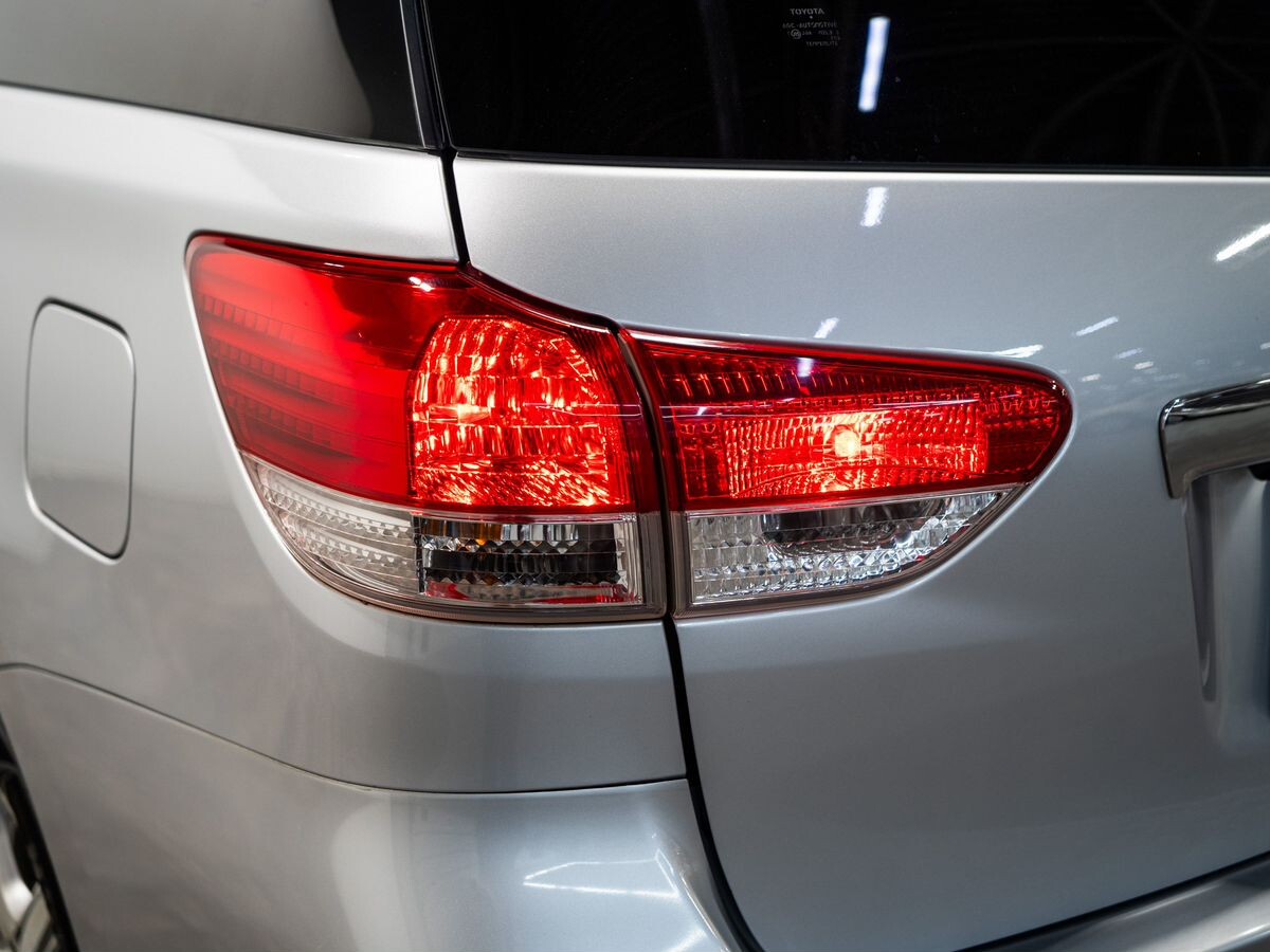 Toyota Wish 2010 - фото автомобиля