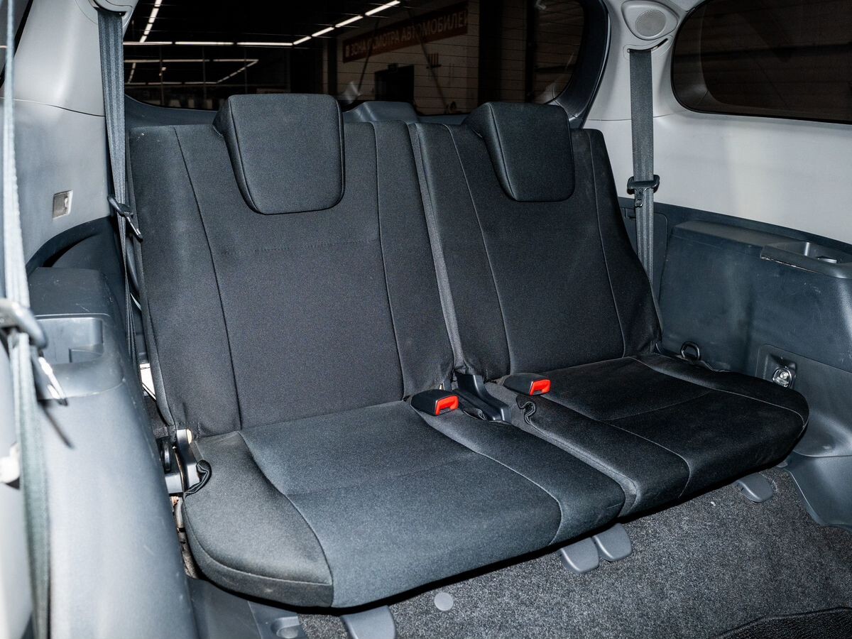 Toyota Wish 2010 - фото автомобиля