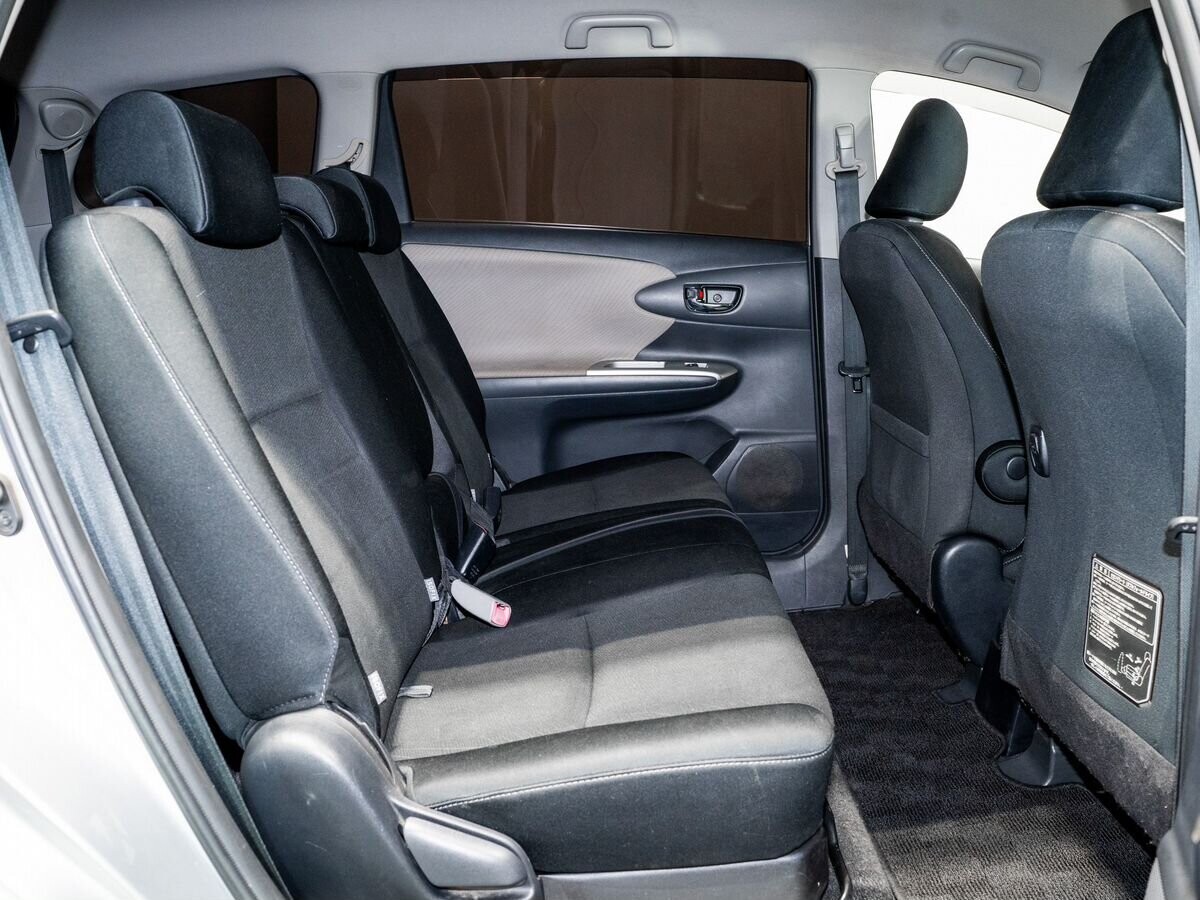 Toyota Wish 2010 - фото автомобиля