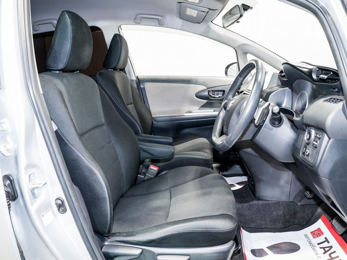 Toyota Wish 2010 - фото автомобиля