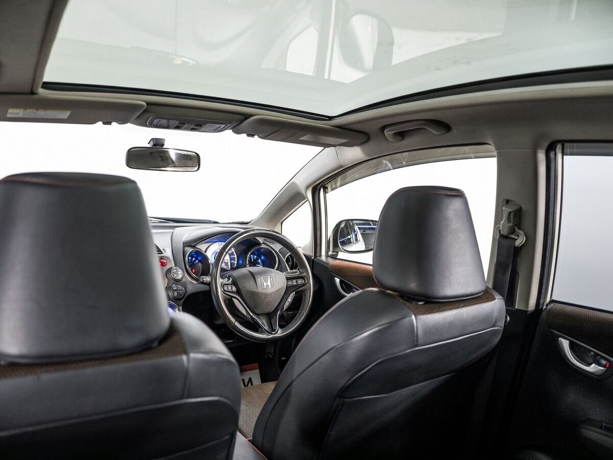 Honda Fit Shuttle 2012 - фото автомобиля