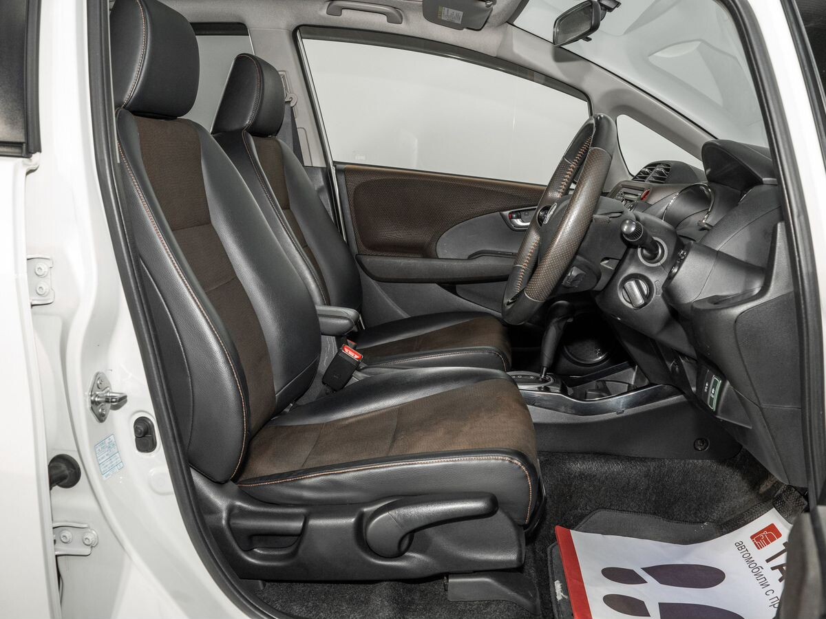 Honda Fit Shuttle 2012 - фото автомобиля