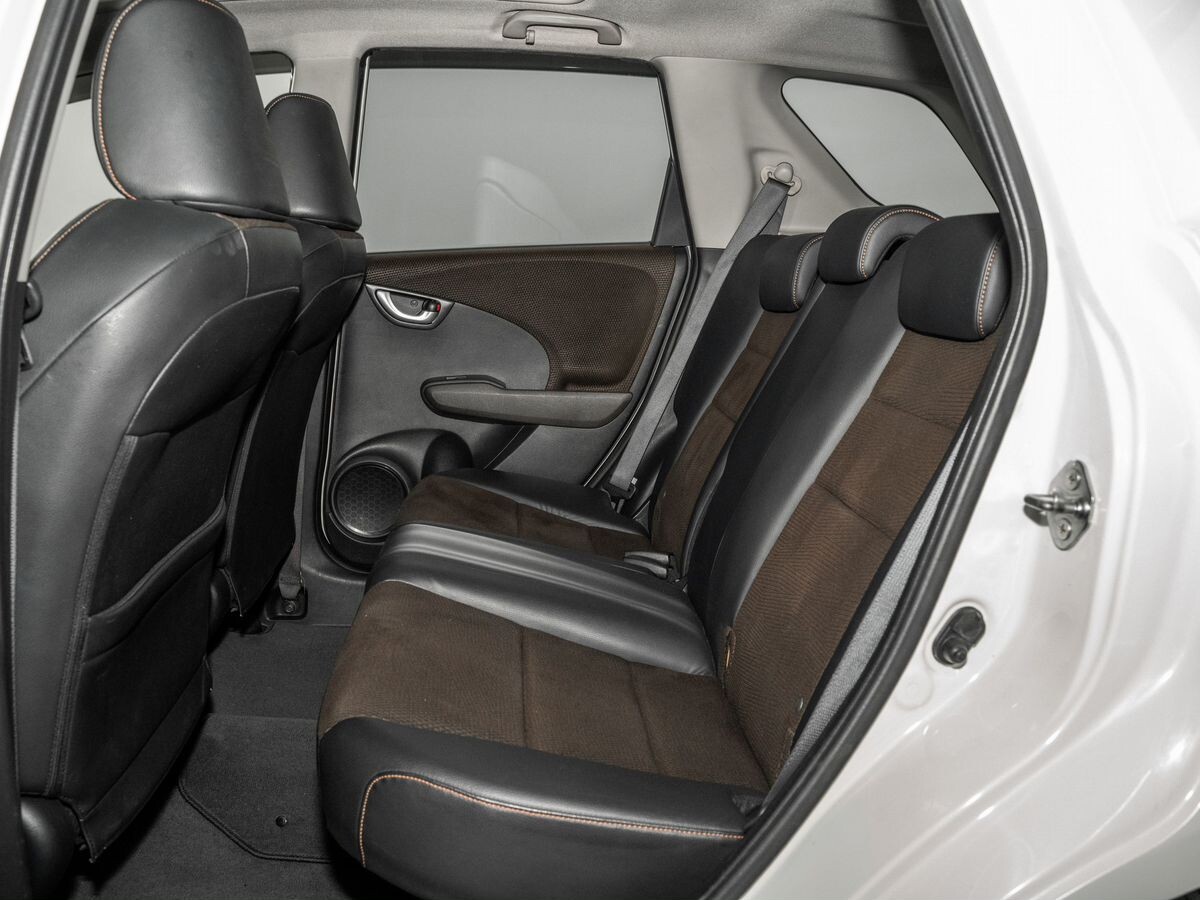 Honda Fit Shuttle 2012 - фото автомобиля