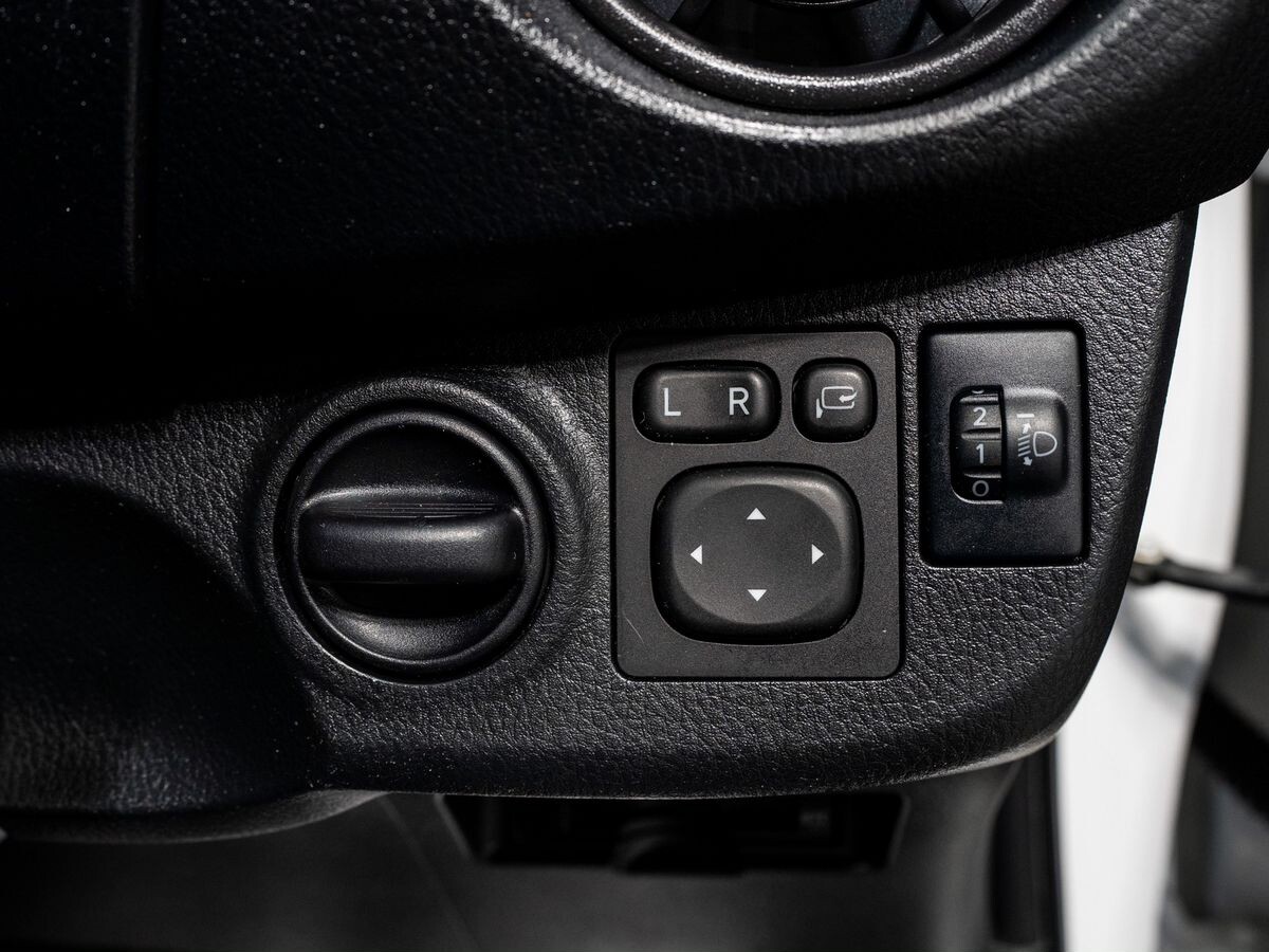 Toyota Vitz 2018 - фото автомобиля