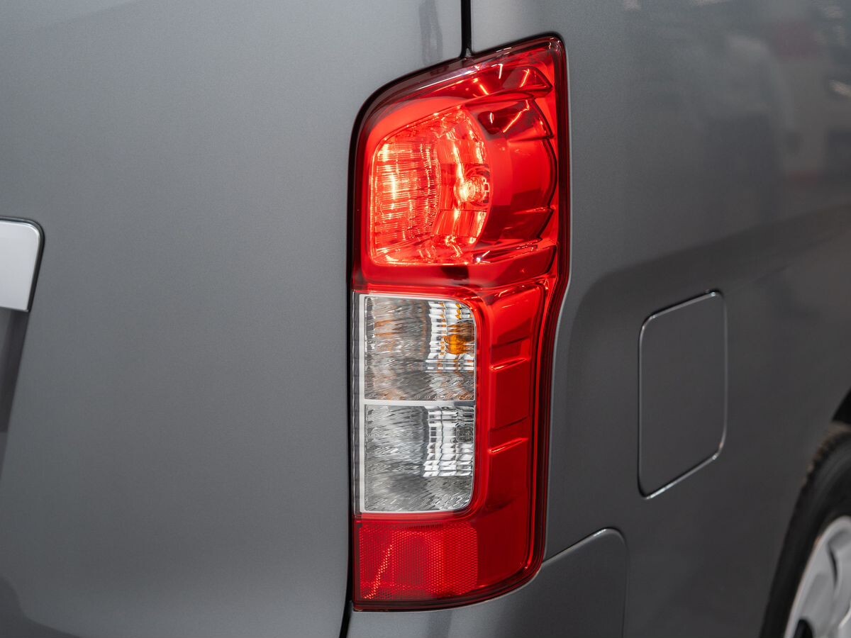 Nissan NV350 Caravan 2018 - фото автомобиля