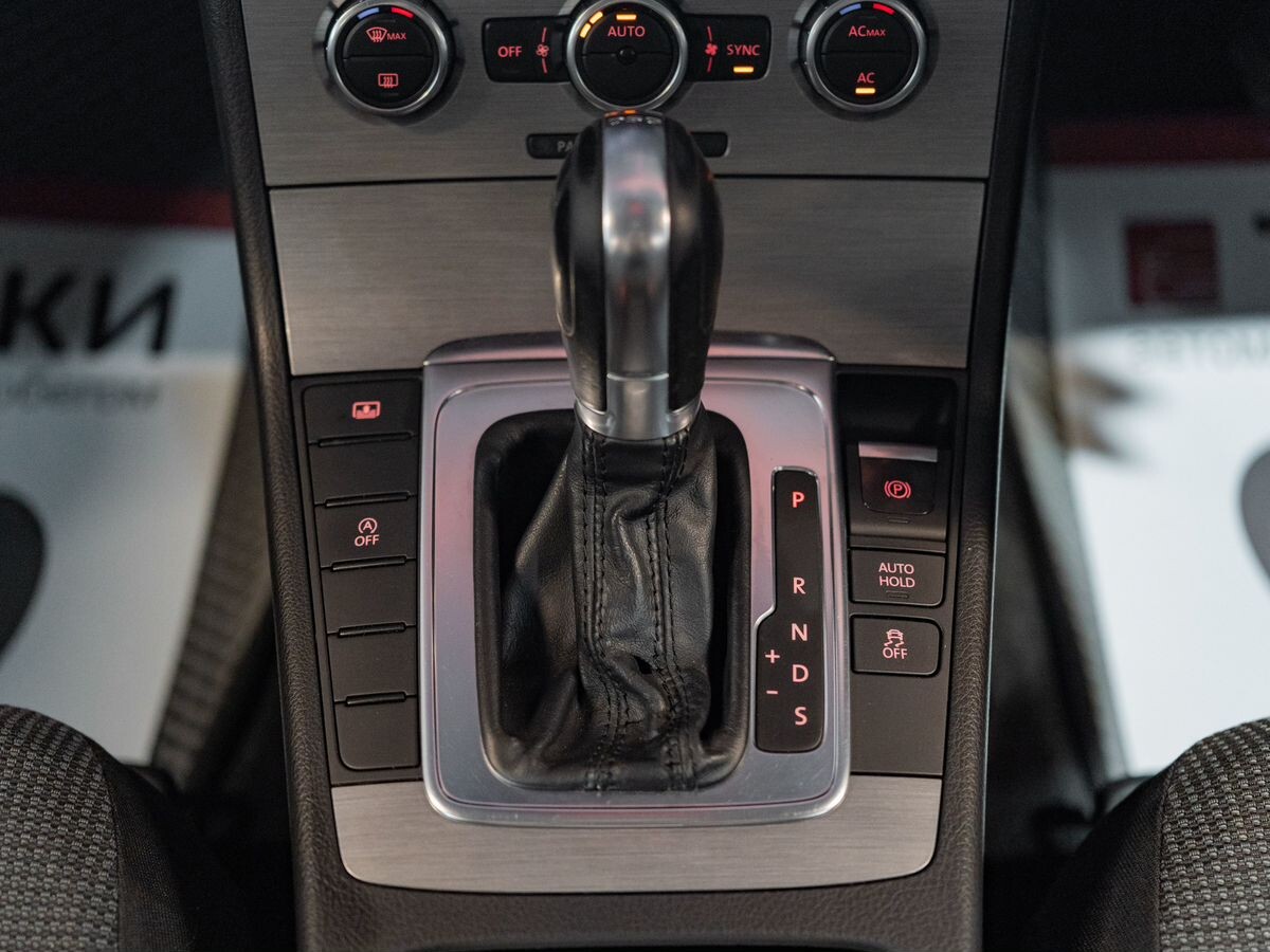 Volkswagen Passat 2011 - фото автомобиля