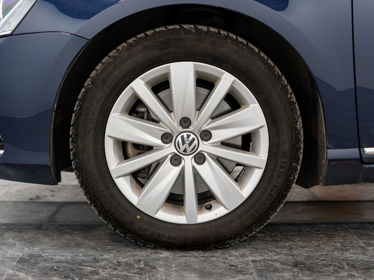 Volkswagen Passat 2011 - фото автомобиля