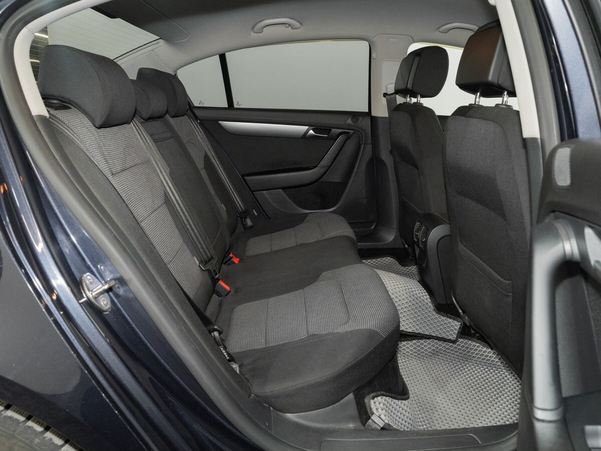 Volkswagen Passat 2011 - фото автомобиля
