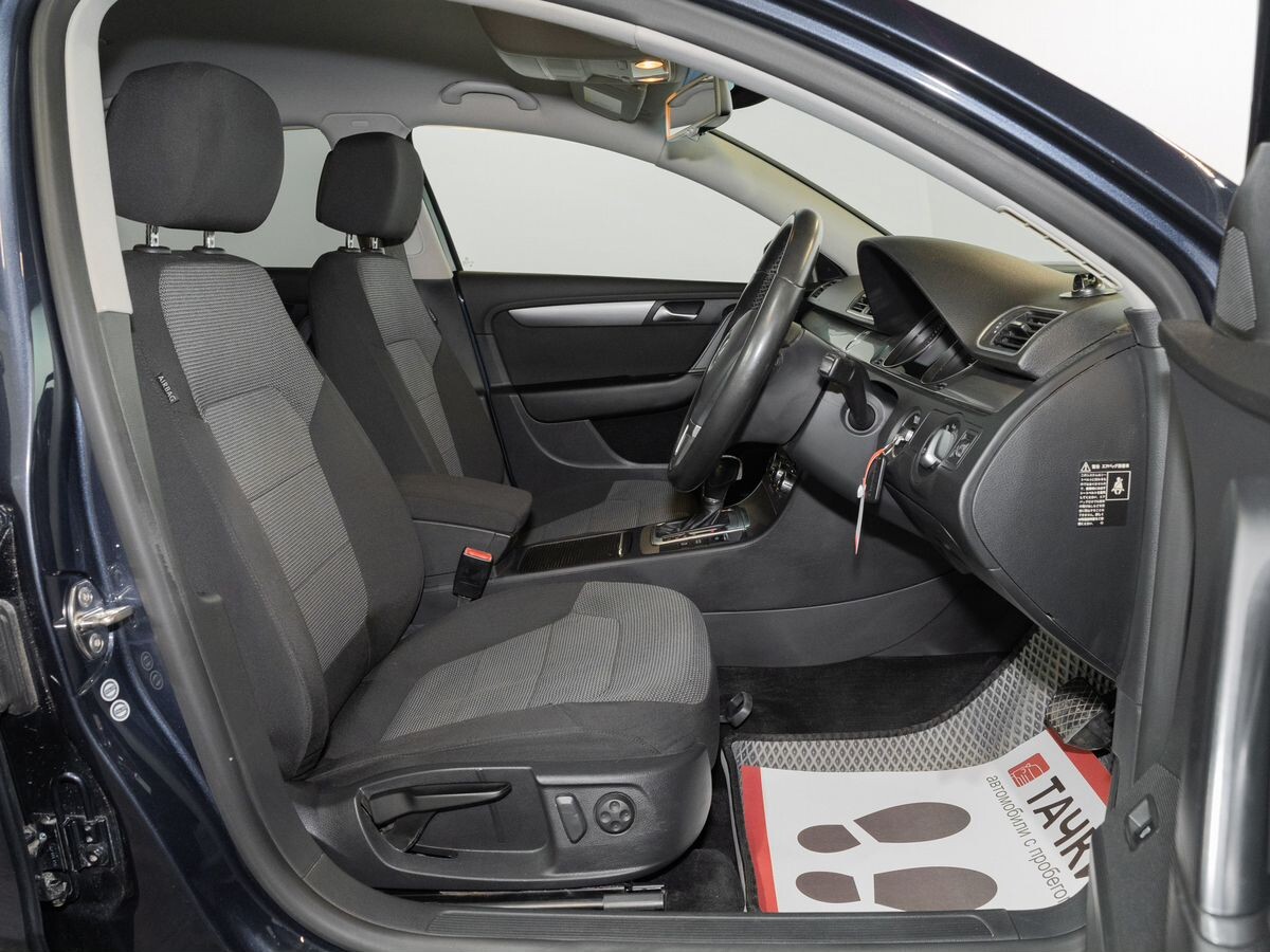 Volkswagen Passat 2011 - фото автомобиля
