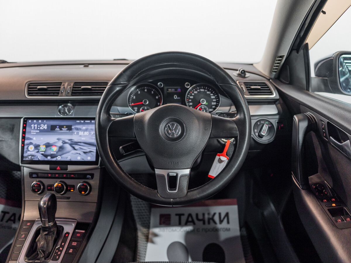 Volkswagen Passat 2011 - фото автомобиля