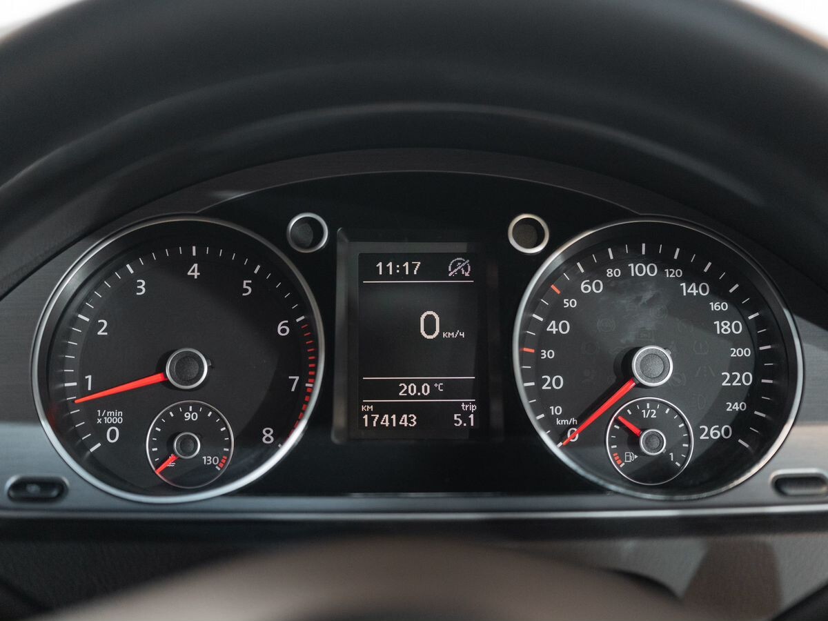 Volkswagen Passat 2011 - фото автомобиля