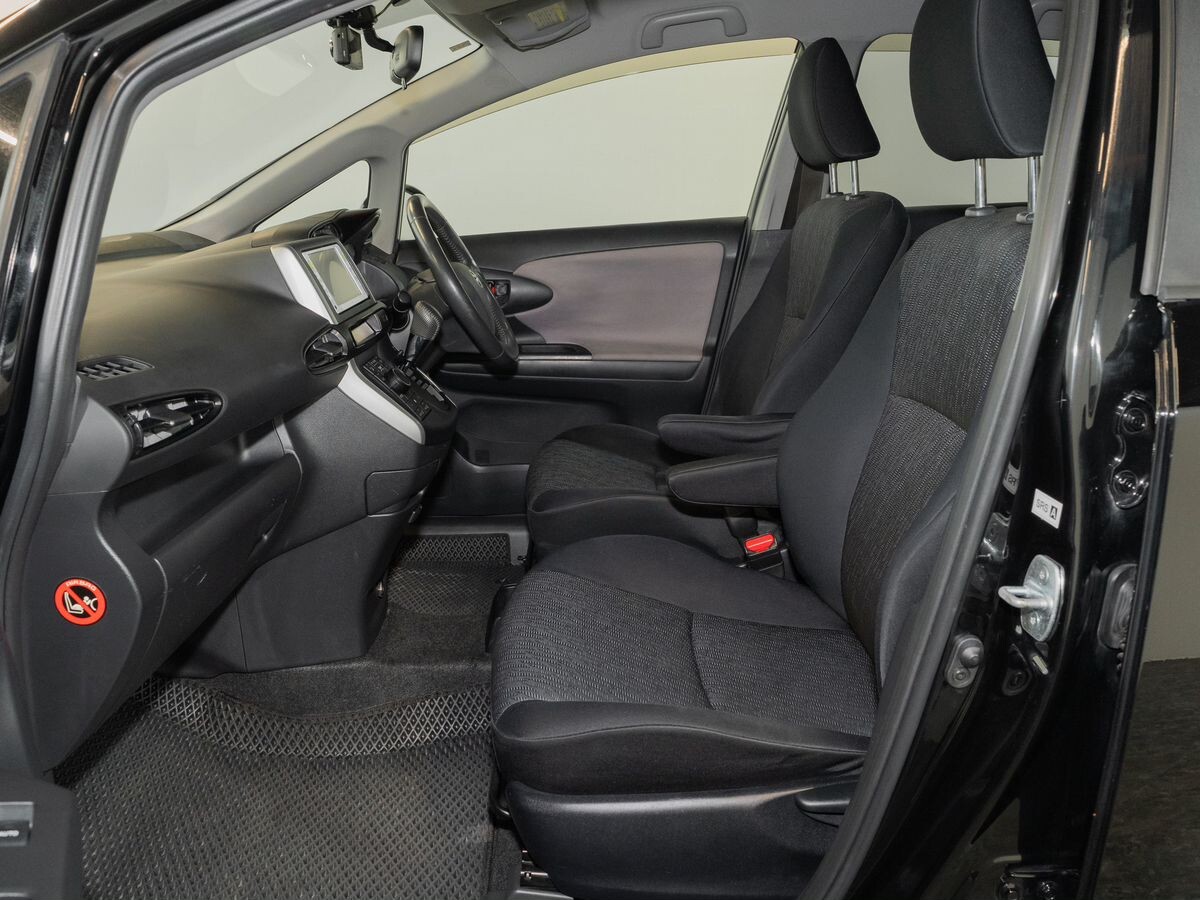 Toyota Wish 2011 - фото автомобиля