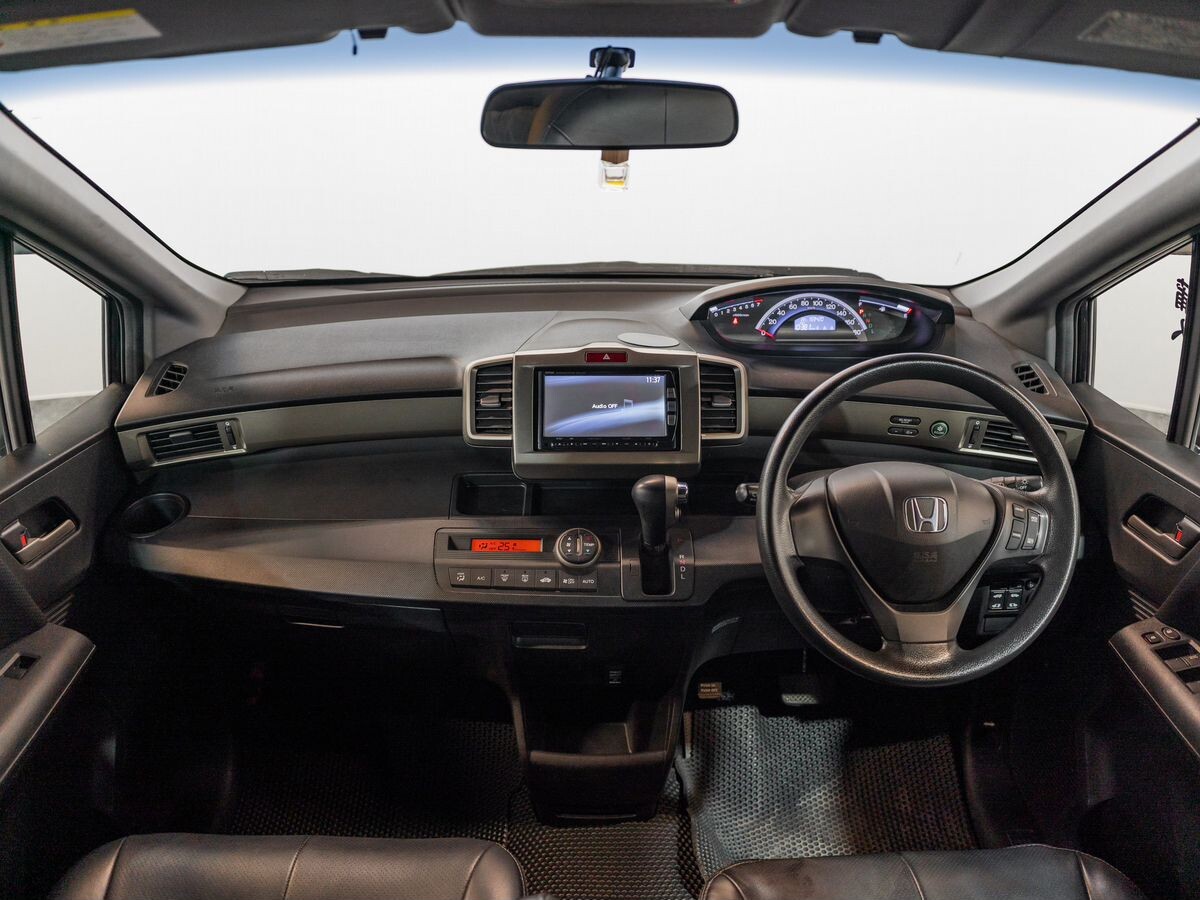 Honda Freed Spike 2011 - фото автомобиля