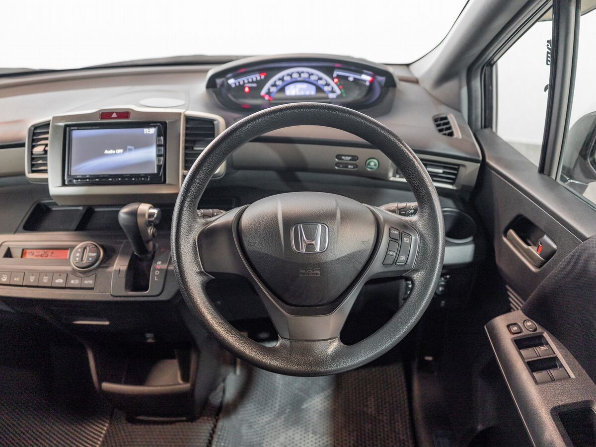Honda Freed Spike 2011 - фото автомобиля