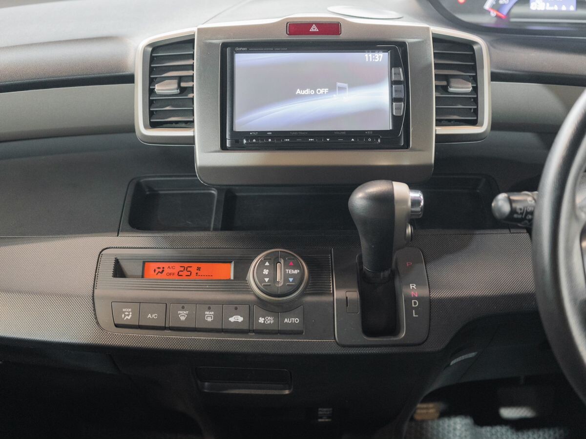 Honda Freed Spike 2011 - фото автомобиля