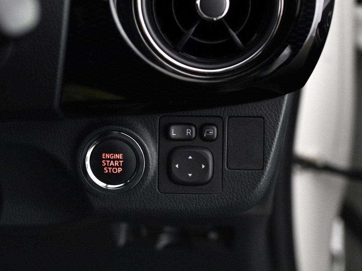 Toyota Vitz 2019 - фото автомобиля
