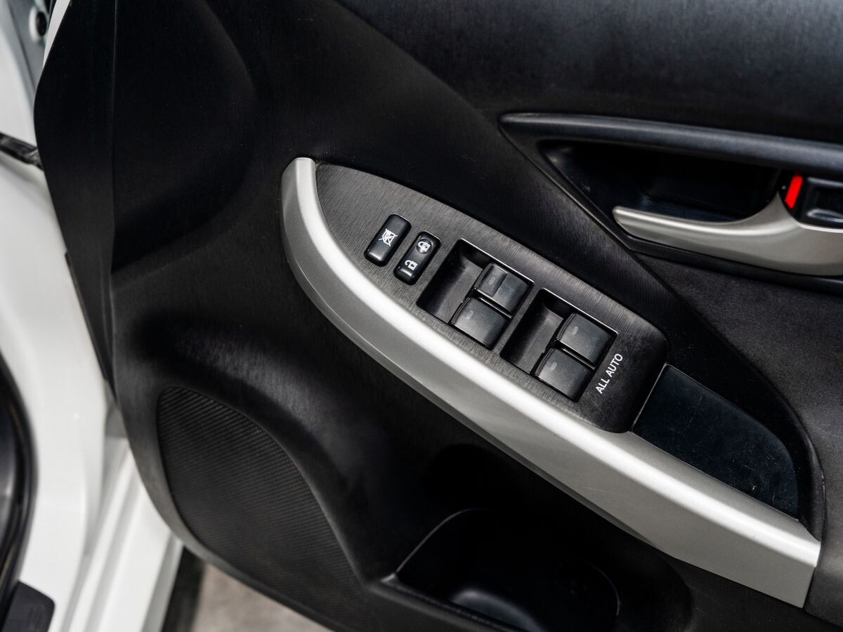 Toyota Prius 2013 - фото автомобиля