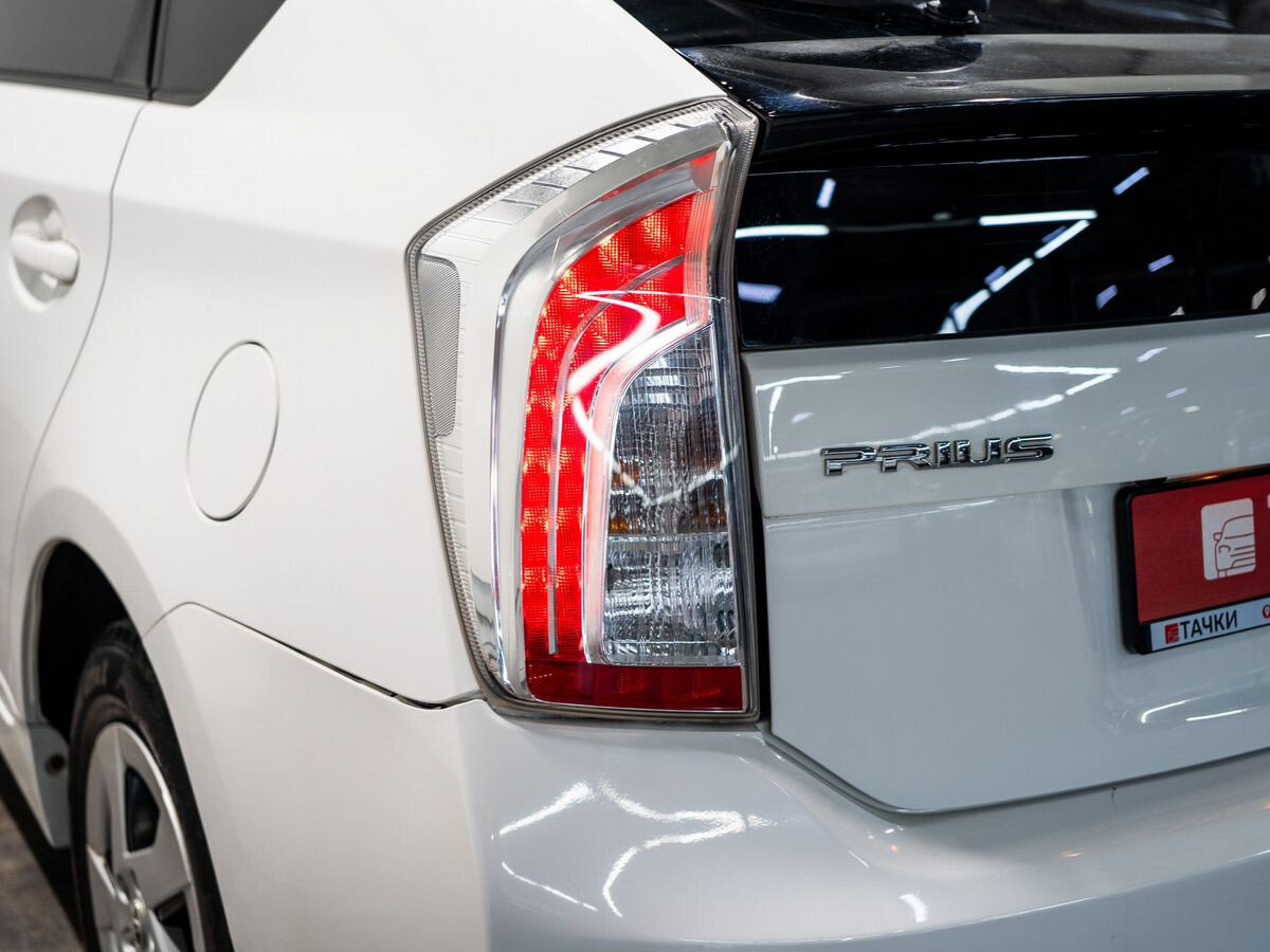 Toyota Prius 2013 - фото автомобиля