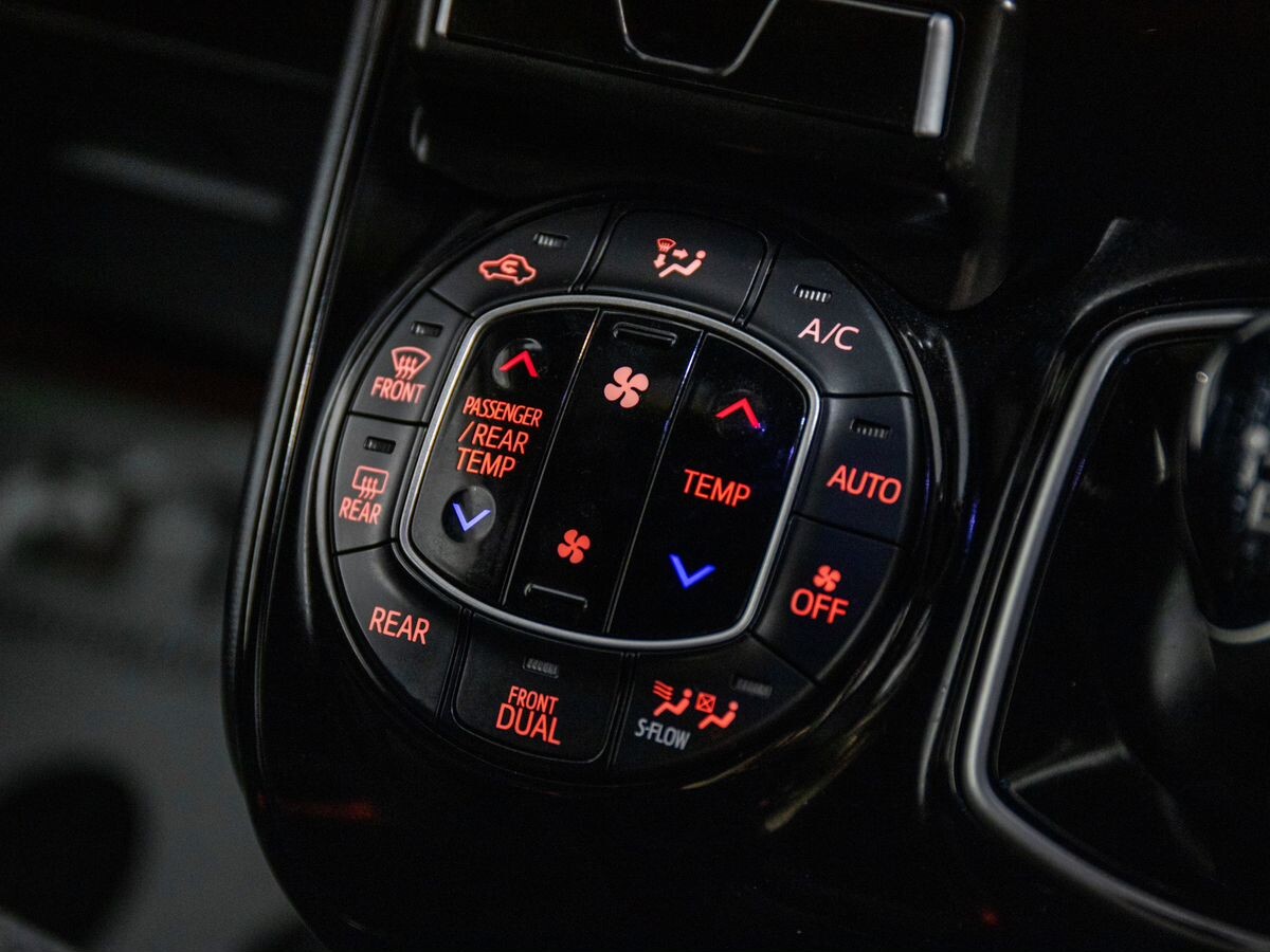 Toyota Noah 2018 - фото автомобиля